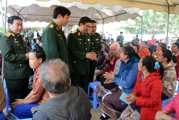 Lãnh đạo TCHC quân đội hai nước Việt Nam-Lào thăm hỏi, động viên nhân dân đến khám, chữa bệnh.