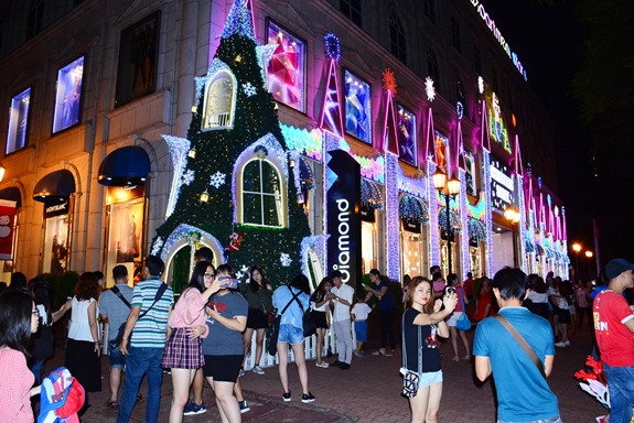 Khu Trung tâm thương mại Diamond Plaza, quận 1 thu hút rất nhiều gia đình và bạn trẻ đến vui chơi.