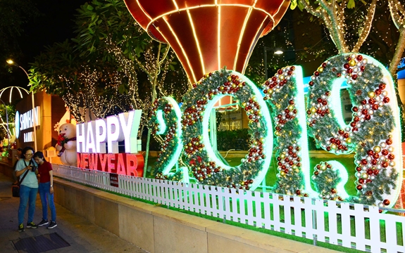 Nhiều tòa nhà trang trí số năm mới “2019” độc đáo.
