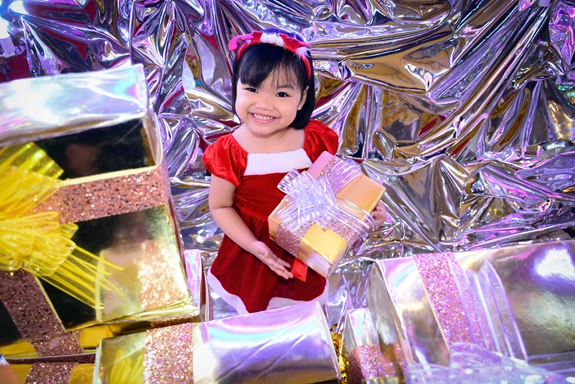 Các em nhỏ thỏa sức tạo dáng chụp ảnh mùa Giáng sinh.