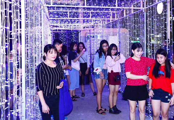 Con đường sắc màu rực rỡ tại Nhà Văn hóa Thanh niên TP Hồ Chí Minh, quận 1 thu hút đông đảo người dân đến tham quan, chụp ảnh.
