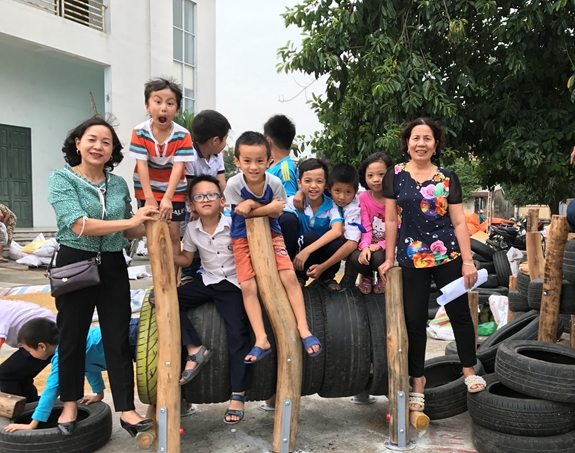 Sân chơi sử dụng các vật liệu tái chế tại xã Hà Lỗ, huyện Đông Anh, TP Hà Nội.