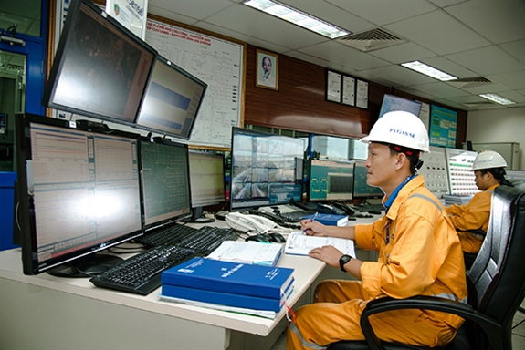 Cán bộ, kỹ sư PV GAS đang điều hành sản xuất, kinh doanh.
