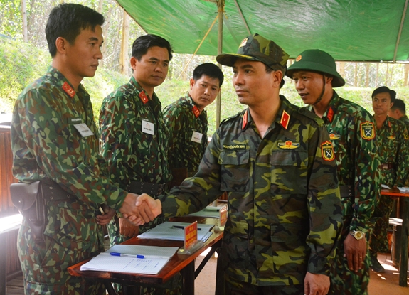 Thiếu tướng Nguyễn Doãn Anh, Tư lệnh Quân khu 4, kiểm tra khung tập Trung đoàn 335 trong diễn tập.