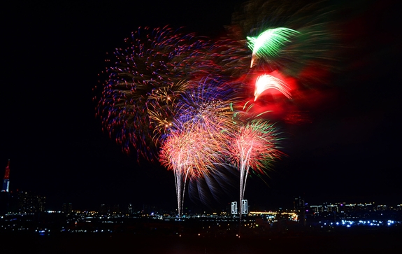 Những màn pháo hoa rực rỡ trên bầu trời TP Hồ Chí Minh đón chào năm 2019.