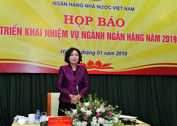 Phó thống đốc NHNN Nguyễn Thị Hồng chủ trì họp báo.