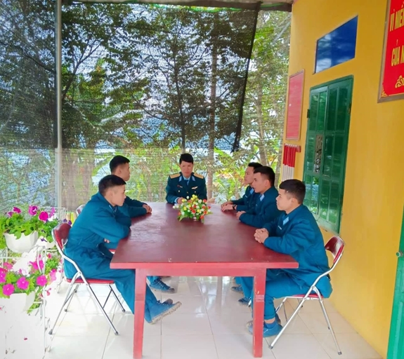 Thượng úy quân nhân chuyên nghiệp Lê Ngọc Hồng duy trì Đài quan sát phòng không sinh hoạt quán triệt nhiệm vụ tuần.
