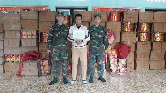 Đối tượng cùng tang vật vụ án.