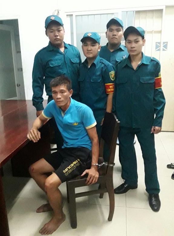 Nghi phạm Tạ Văn Tiến bị các chiến sĩ dân quân phường Tân Chánh Hiệp bắt giữ.