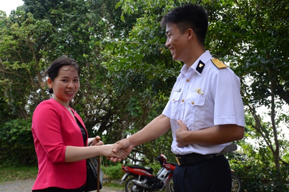 Cán bộ, chiến sĩ Trạm Ra-đa 595 đón những vị khách đầu tiên.