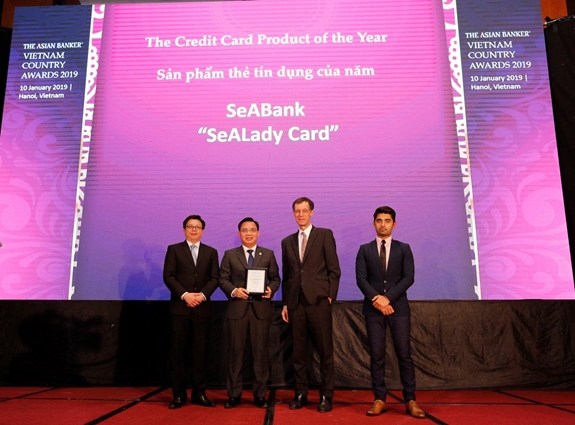 Đại diện SeABank nhận giải thưởng “Sản phẩm thẻ tín dụng tiêu biểu của năm 2018” từ Tạp chí The Asian Banker.