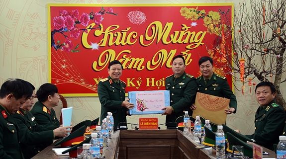 Trung tướng Lê Hiền Vân tặng quà cán bộ, chiến sĩ Đồn Biên phòng cửa khẩu Quốc tế Móng Cái.