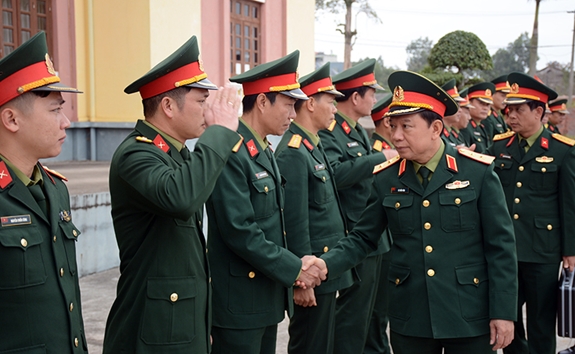 Trung tướng Lê Hiền Vân với cán bộ, chiến sĩ Ban CHQS thành phố Móng Cái.