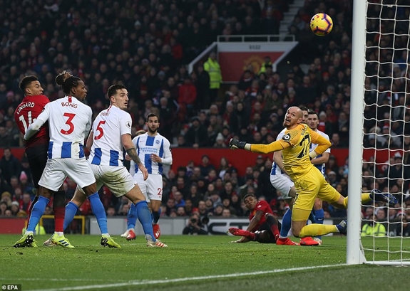 Rashford nâng tỷ số lên 2-0 với cú cứa lòng không thể cản phá. Ảnh: EPA