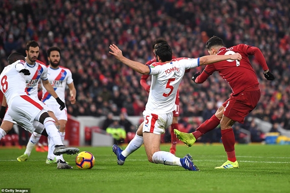 Firmino có một bàn sau pha xử lý kỹ thuật trong vòng cấm. Ảnh: Getty