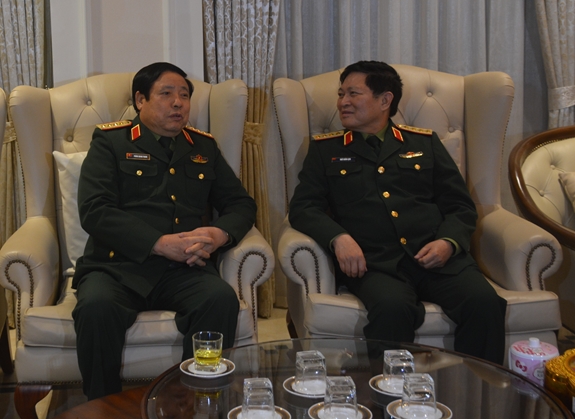 Đại tướng Ngô Xuân Lịch ân cần gửi lời chúc Tết đến Đại tướng Phùng Quang Thanh cùng gia quyến.