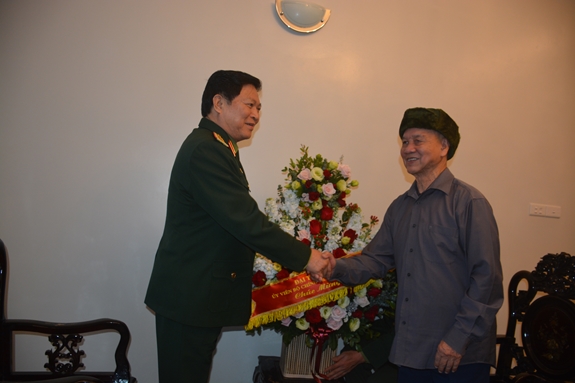 Đại tướng Ngô Xuân Lịch đến thăm Đại tướng Phạm Văn Trà.
