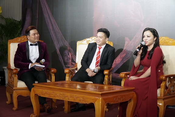 NSƯT Tố Nga giao lưu tại buổi ra mắt MV.