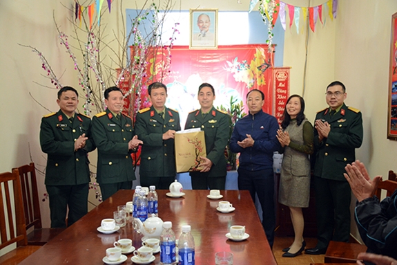 Đoàn công tác Cục Tác chiến Điện tử tặng quà cán bộ, chiến sĩ Trạm 3, Cụm 1 Trung tâm 95.