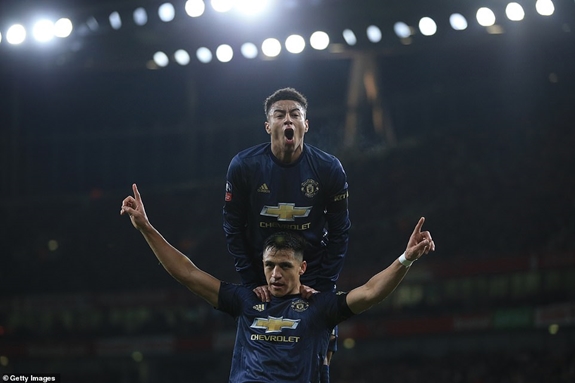 Sanchez và Lingard, tác giả của hai trong ba bàn thắng của Man Utd vào lưới Arsenal. Ảnh: Getty