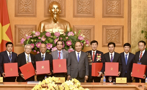 Thủ tướng Nguyễn Xuân Phúc trao quà tặng các đại biểu kiều bào về dự Chương trình "Xuân quê hương 2019". Ảnh: Trọng Hải