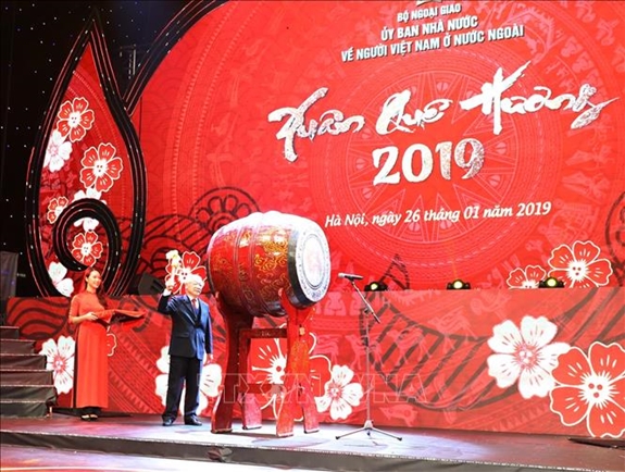 Tổng Bí thư, Chủ tịch nước Nguyễn Phú Trọng đánh trống khai mạc chương trình Xuân quê hương 2019. Ảnh: TTXVN