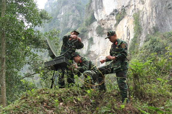 Triển khai hệ thống VSAT mang vác ngoài thực địa.