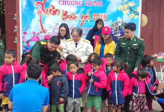 Đoàn công tác tặng quà các cháu thiếu nhi ở bản Cồn Roàng.