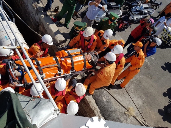 Đưa bệnh nhân cập cảng Nha Trang.