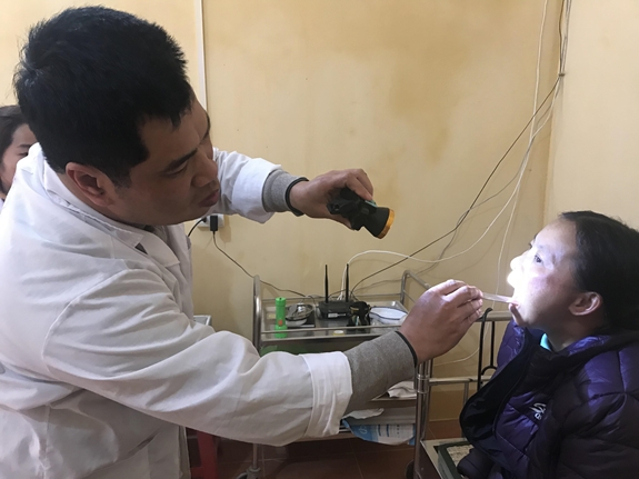 Bác sĩ khám, chữa bệnh cho nhân dân.