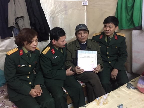 Đồng đội cùng đơn vị với Trung úy QNCN Nguyễn Văn Giang tới thăm hỏi, động viên ông Nguyễn Văn Ban.