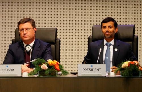 Bộ trưởng Năng lượng Nga Alexander Novak (bên trái) cùng Bộ trường Dầu mỏ các nước OPEC tại một cuộc họp bàn về nỗ lực cắt giảm sản lượng dầu năm 2018. Ảnh: Reuters.