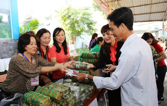 Người nhà bệnh nhân nhận món hàng từ “Phiên chợ 0 đồng”.