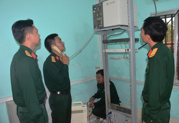 Kiểm tra thiết bị tại Trạm thông tin vi ba Đại Huệ.