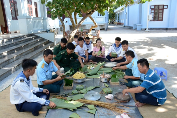 Quân, dân trên đảo Trường Sa quây quần gói bánh chưng chuẩn bị đón Tết.