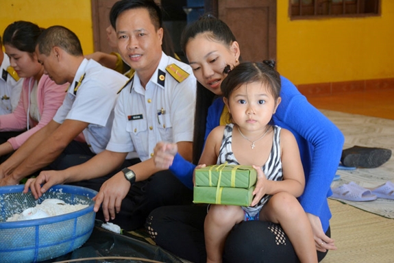 Hoạt động gói bánh chưng trên đảo Sinh Tồn.