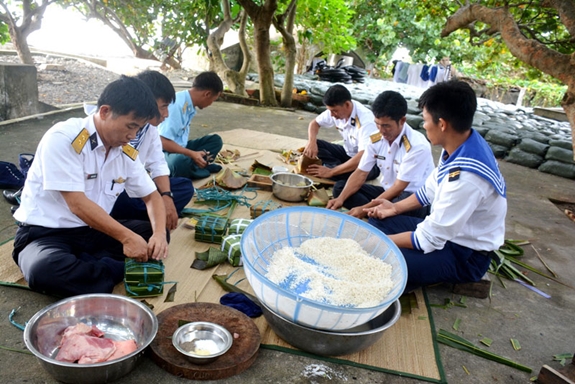 Những chiếc bánh chưng vuông vức dần được tạo ra dưới bàn tay khéo léo của cán bộ, chiến sĩ đảo Phan Vinh.