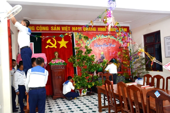 Cán bộ, chiến sĩ đảo Trường Sa sửa soạn, trang trí phòng đón giao thừa.