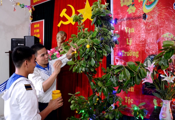 Trang trí cây quất trên đảo Trường Sa.