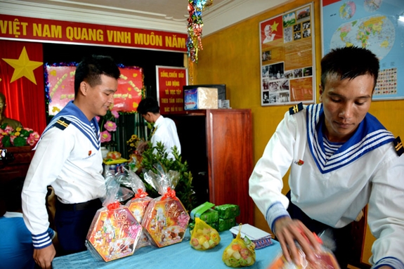 Cán bộ, chiến sĩ trên đảo Thuyền Chài sửa soạn phòng đón giao thừa.