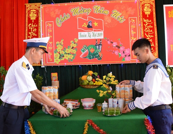 Cán bộ, chiến sĩ đảo An Bang trang trí bàn thờ đón Tết.