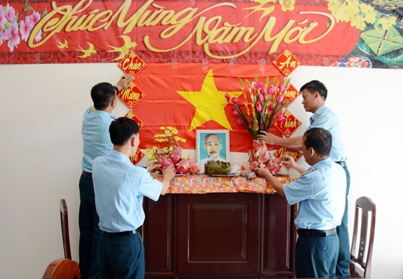 Trang trí bàn thờ Tổ quốc chuẩn bị đón Tết của những người lính canh trời ở đảo Trường Sa.