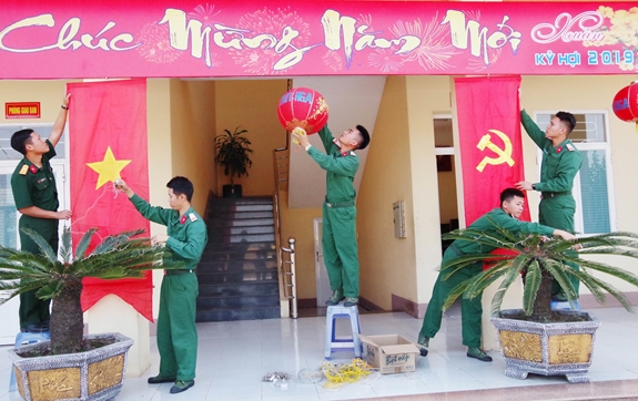 Cán bộ, chiến sĩ Tiểu đoàn 3 (Lữ đoàn 96) trang trí khu vui xuân, đón Tết.