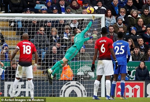 Thủ thành De Gea bay người cứu một bàn thua trông thấy cho Man Utd. Ảnh: Reuters