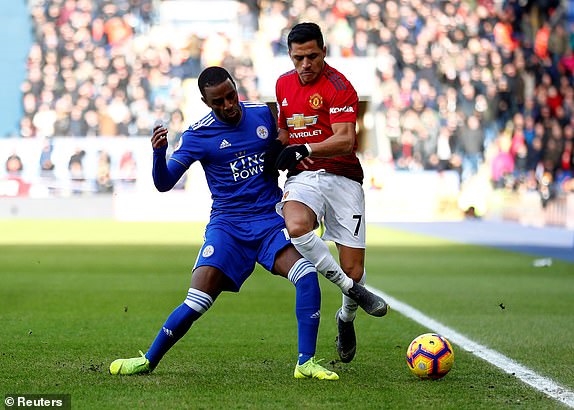 Alexis Sanchez thi đấu nhạt nhòa trong lần hiếm hoi đá chính. Ảnh: Reuters