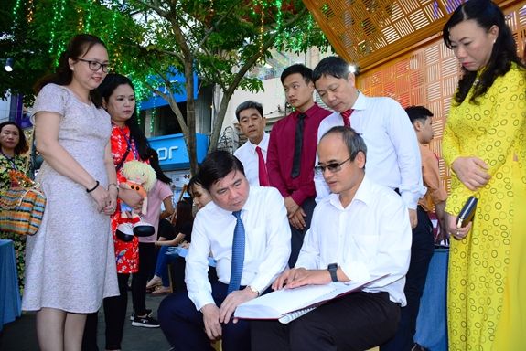 Lãnh đạo TP Hồ Chí Minh du xuân, tham quan gian hàng sách dành cho người khiếm thị tại lễ hội.