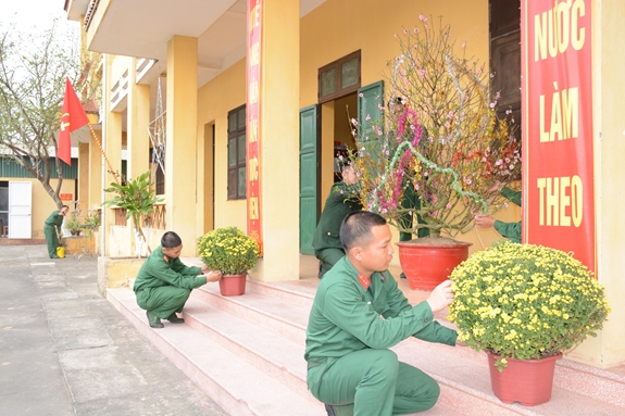 Cán bộ, chiến sĩ Đại đội Chống khủng bố, Tiểu đoàn 41 (Bộ Tham mưu, Quân khu 3) trang trí doanh trại dịp Tết Kỷ Hợi. Ảnh: HOA QUỲNH