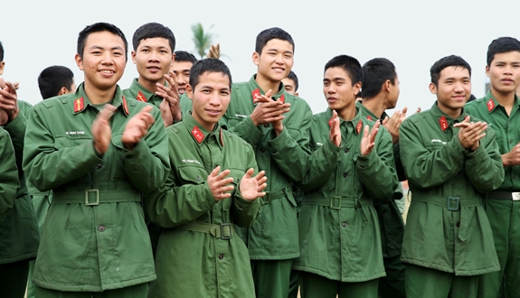 Cán bộ, chiến sĩ Trung đoàn 8, Sư đoàn 395 (Quân khu 3) nhiệt tình cổ vũ các hoạt động vui chơi, giải trí.
