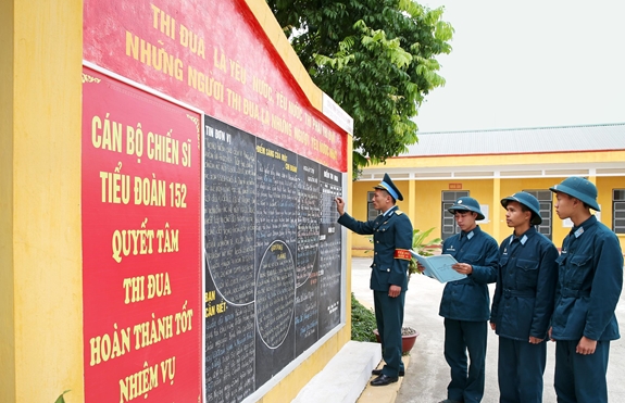 Mặc dù vào ngày Tết nhưng ở các phân đội của Trung đoàn Tên lửa 250, Sư đoàn 361 (Quân chủng Phòng không-Không quân) vẫn duy trì thường xuyên việc ghi chép, đánh giá thi đua.