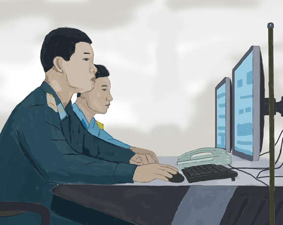 Cán bộ, chiến sĩ phân tích tín hiệu trên hệ thống máy tính.